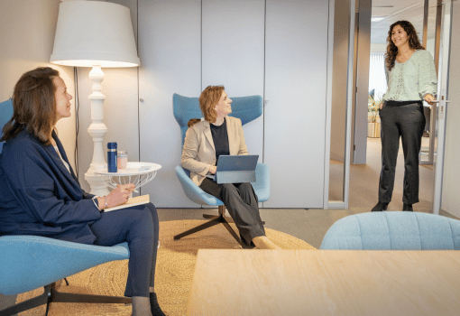 Collega's mensely kantoor zittend en staand