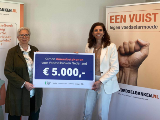 Uitreiking donatiecheque Saskia Lambrechts aan Jolijda Berkhout van Voedselbanken Nederland