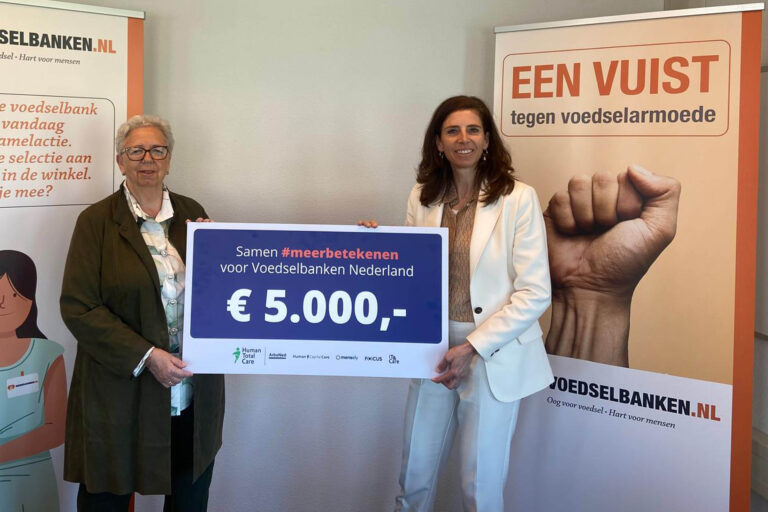 Uitreiking cheque door Saskia Lambrechts aan Jolijda Berkhout